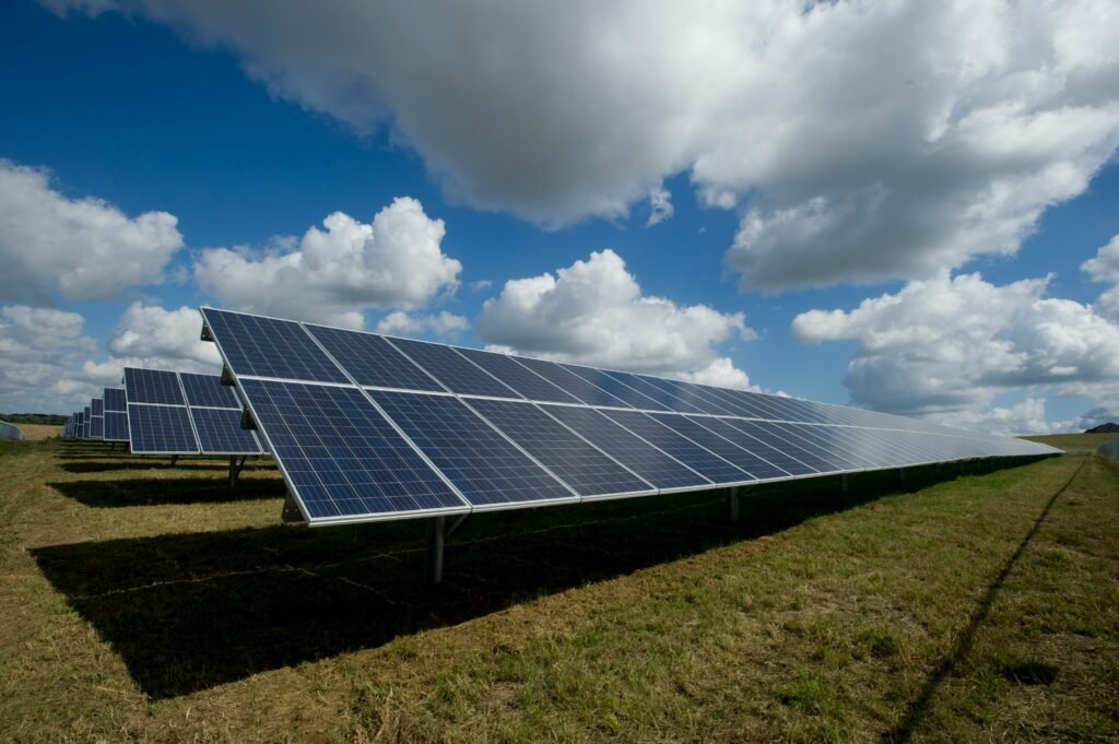 Usina solar com painéis em campo aberto